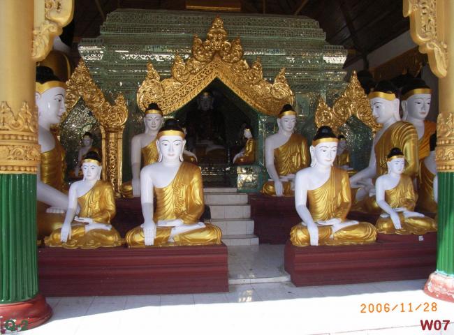 Narga Theinghi Tazaung with its many buddha statues. 